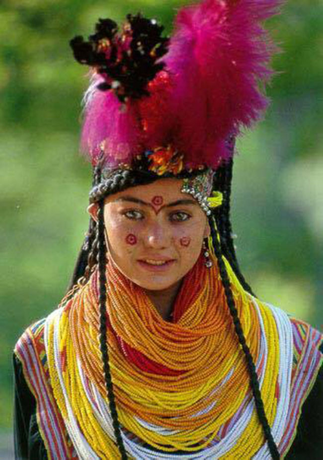 Kalash, Bắc Pakistan: Người Kalash là một bộ lạc cổ xưa của Pakistan, họ có lối sống, tôn giáo, ngôn ngữ, các nghi lễ mang bản sắc rất riêng.
