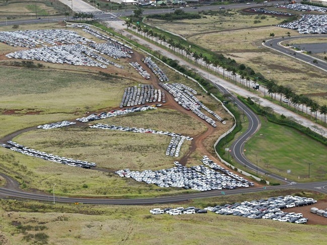 Đây từng là cánh đồng trồng mía - sản phẩm xuất khẩu đưa lại nguồn thu lớn cho Hawaii. Hiện nay là nơi để khoảng 18.000 ô tô không hoạt động.