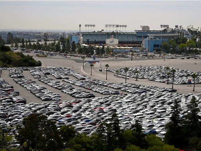 Ngay cả ở các thành phố lớn, các công ty cho thuê xe đang chiếm hết các không gian ví dụ như ở Los Angeles, những chiếc xe cho thuê không có khách đỗ ở ngoài sân vận động bóng chày Dodger.