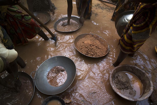 Trong khi đó, sản lượng vàng khai thác công nghiệp của Mali tăng 7% trong năm 2019 lên mức 65,1 tấn.