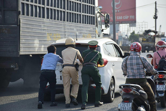 Lực lượng chức năng cũng sẵn sàng hỗ trợ các phương tiện chết máy dù phải làm việc dưới nhiều áp lực, dưới trời nắng nóng oi bức.