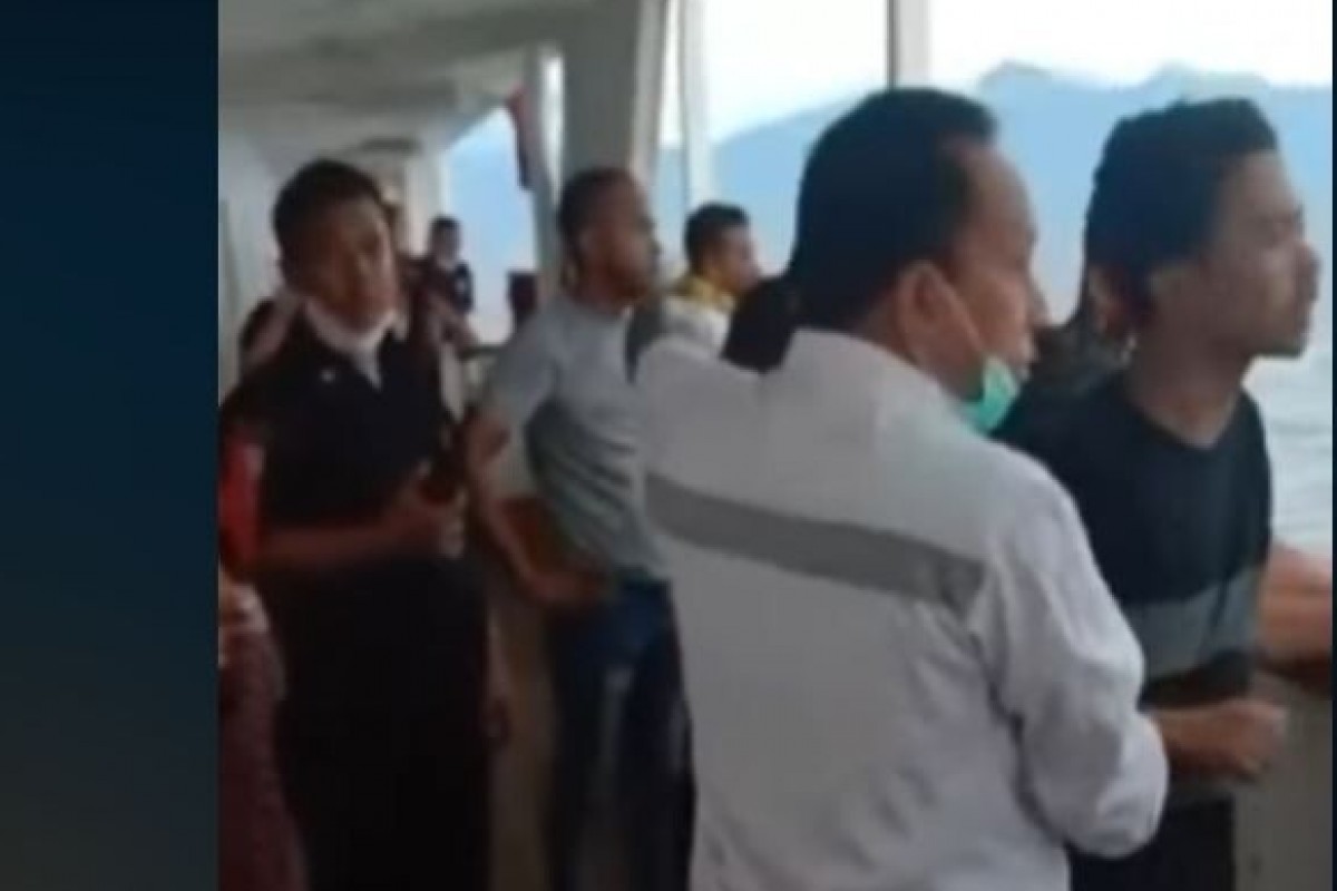 Những hành khách có mặt trên chuyến phà bị nhà chức trách Indonesia không cho cập bến.