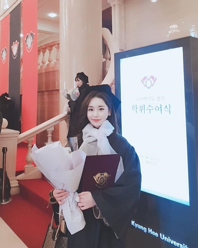 Đặc biệt, Candy Seul đã tốt nghiệp Đại học Kyung Hee - một trong những trường đại học top đầu của Hàn Quốc.