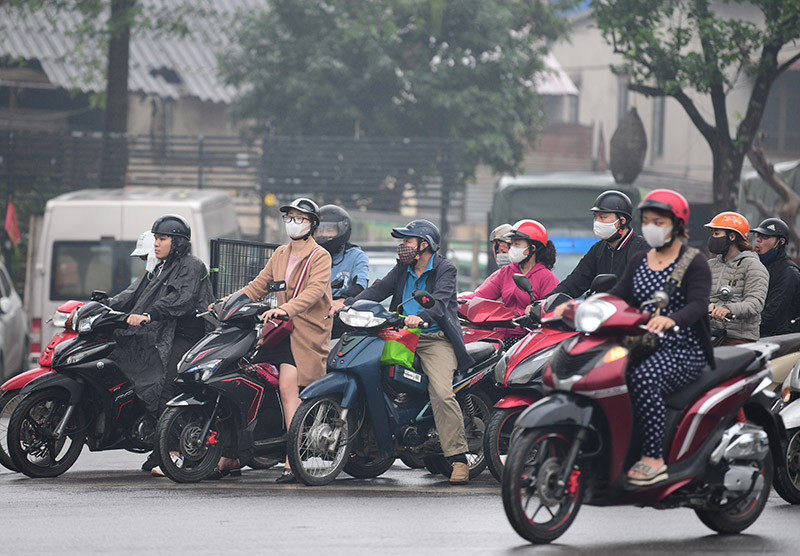 Rất đông&nbsp;các phương tiện lưu thông trên tuyến đường Hồ Tùng Mậu, Hà Nội ngày 8/4.&nbsp;