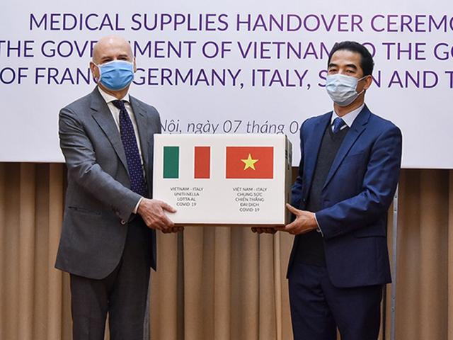 Báo Mỹ phân tích việc Việt Nam tặng thiết bị y tế cho các nước chống dịch Covid-19