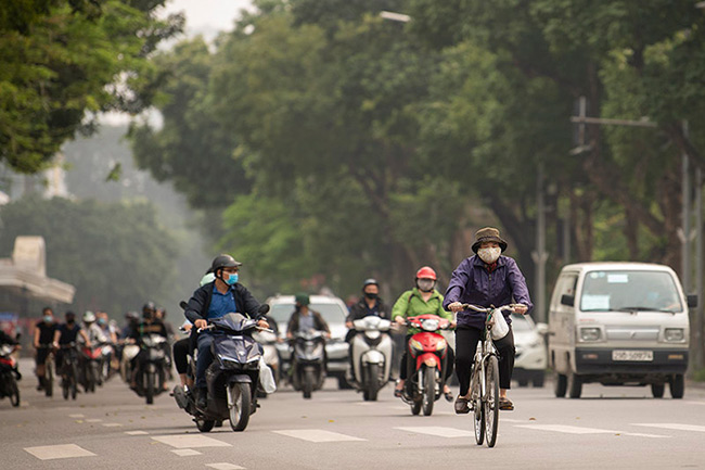 Đường Lý Thái Tổ (Hoàn Kiếm, Hà Nội) bỗng trở nên đông đúc, người đổ xô lên phố ngày một đông trong buổi chiều 9/4