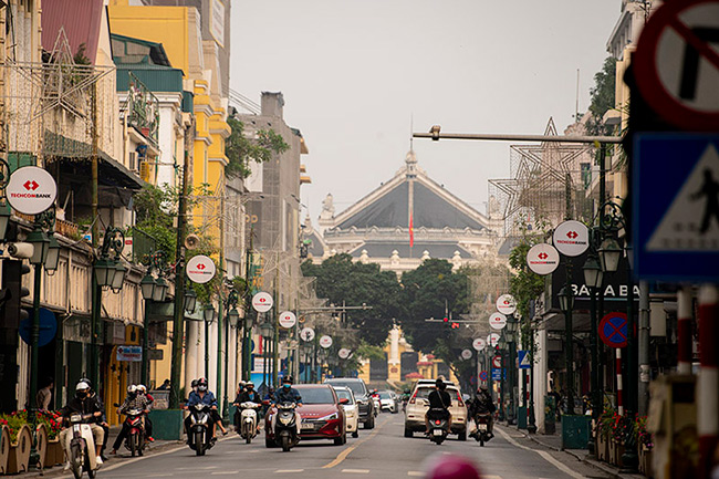 Đường Tràng Tiền (quận Hoàn Kiếm, Hà Nội) khác hẳn sau một tuần cách ly xã hội, không còn vắng lặng mà đã&nbsp;trở lại không khí nhộn nhịp thường ngày