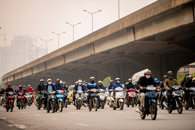 Dòng phương tiện di chuyển đông đúc trên đường Phạm Hùng, một cảnh tượng khá bất ngờ, khi cơ quan chức năng&nbsp;kêu gọi mọi người ở nhà để chống dịch