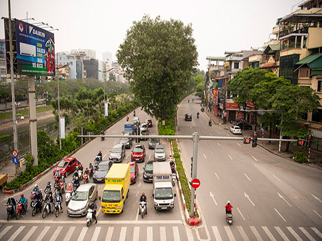 Tại đường Láng (quận Đống Đa, Hà Nội), hiện tại,&nbsp;các phương tiện di chuyển nhộn nhịp hơn so với&nbsp;ngày đầu tiên có&nbsp;lệnh cách ly