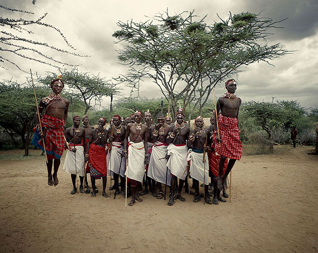 Samburu, Kenya: Samburu là một tộc người du mục, chăn thả gia súc từ nơi này đến nơi khác để kiếm ăn. Họ sống rất đơn giản, độc lập và bình đẳng hơn so với các nhóm bộ tộc địa phương khác.
