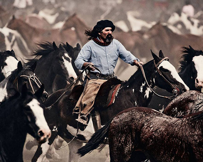 Gauchos, Argentina: Họ là những chàng cao bồi cưỡi ngựa đi lang thang trên thảo nguyên, săn bắn động vật hoang dã ở Argentina, Uruguay, Paraguay, Đông Nam Bolivia, miền Nam Brazil và Nam Chile.
