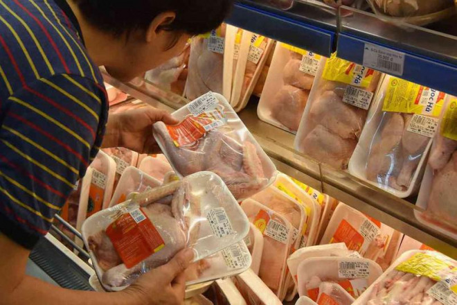 Nghịch lý, giá gà bán tại trại rẻ nhưng giá thịt gà bán lẻ cho người tiêu dùng vẫn không hề giảm.