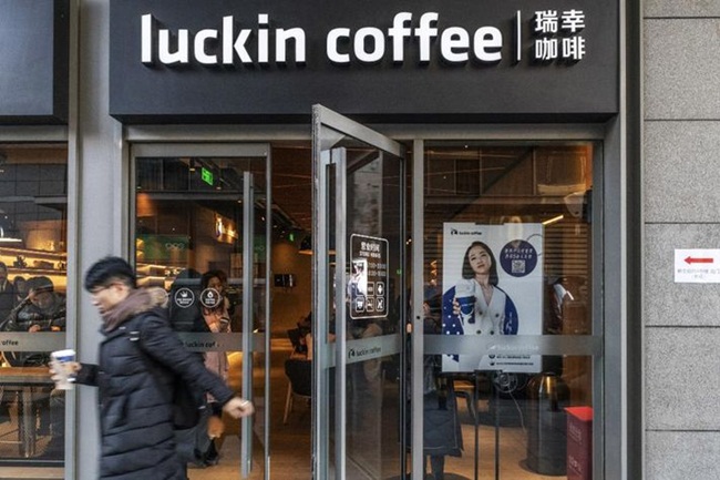 Hiện một nhóm ngân hàng cho Chủ tịch Lu và CEO Qian vay tiền đang rao bán 76,3 triệu cổ phiếu của Luckin Coffee. 
