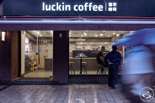 Với tham vọng vượt qua Starbucks, Lukin Coffee đã huy động được nhiều tiền từ các nhà đầu tư. Bloomberg từng cho hay, Lukin dùng nhiều tiền của các nhà đầu tư để mở rộng quy mô, tung khuyến mại hút khách. Doanh thu năm 2018 của công ty đạt 125 triệu USD, trong khi lỗ ròng lên tới 241 triệu USD.