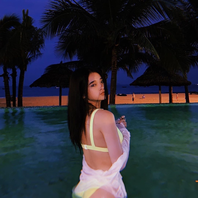 Thỉnh thoảng, hot girl Hà thành lại gây xôn xao mạng xã hội khi đăng tải một vài khoảnh khắc mặc bikini sexy quá mức.