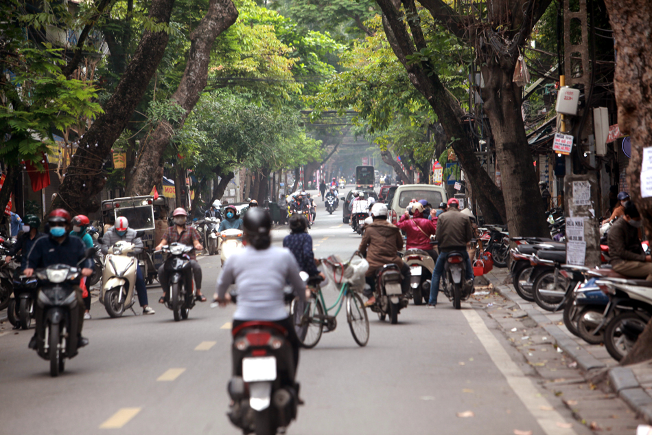 Tại phố Hàng Chiếu, người dân đỗ xe máy rất đông dưới lòng đường dù Chỉ thị 16 nêu rõ yêu cầu người dân không ra khỏi nhà, chỉ ra ngoài trong những trường hợp cần thiết.