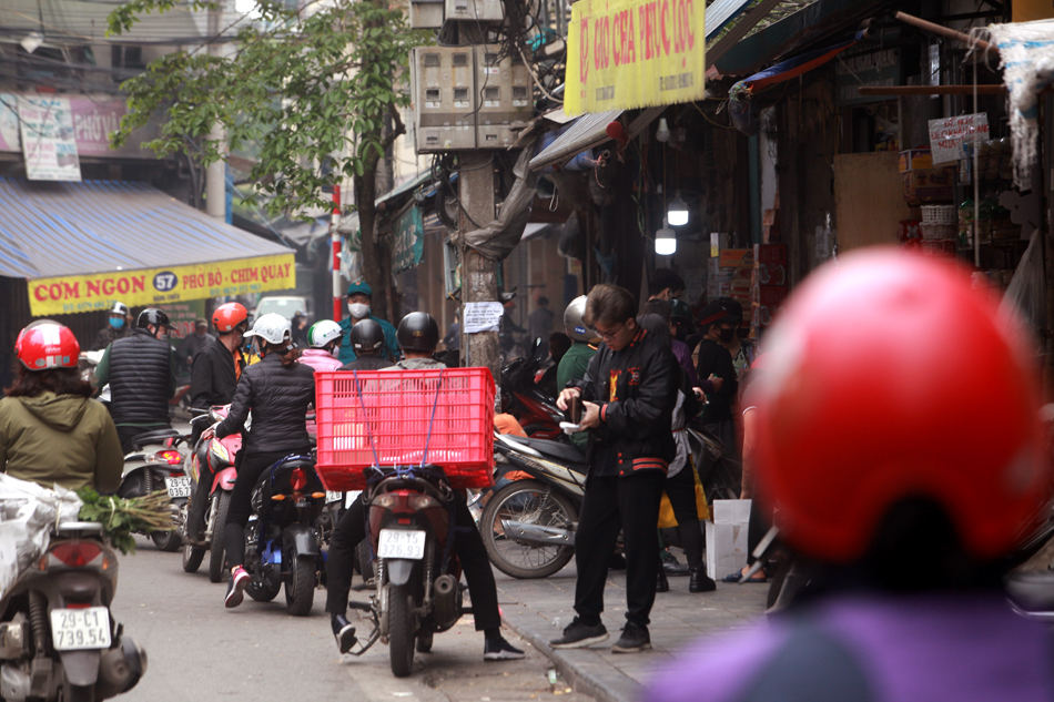 Chỉ thị 16 yêu cầu không tập trung quá&nbsp;2 người ngoài phạm vi công sở, trường học, bệnh viện và tại nơi công cộng, nhưng nhiều người dân không tuân thủ, thậm chí còn không thực hiện giữ khoảng cách tối thiểu 2m khi giao tiếp.