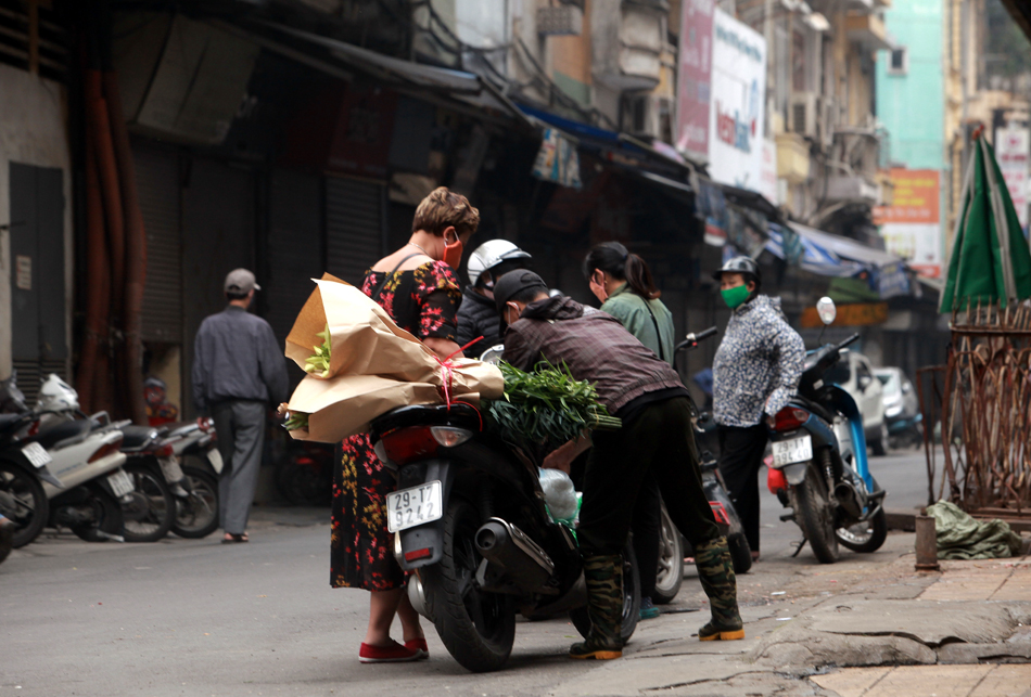 Những gánh hàng rong bán hoa trên phố đã xuất hiện trở lại.