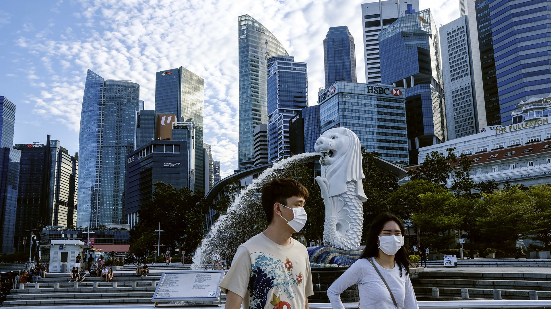 Người dân Singapore đeo khẩu trang gần tượng sư tử mình cá nổi tiếng (ảnh: BBC)