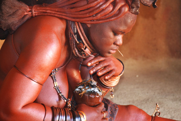 Phụ nữ Himba tin rằng, nâu đỏ là màu của vẻ đẹp, tượng trưng cho máu và trái đất.