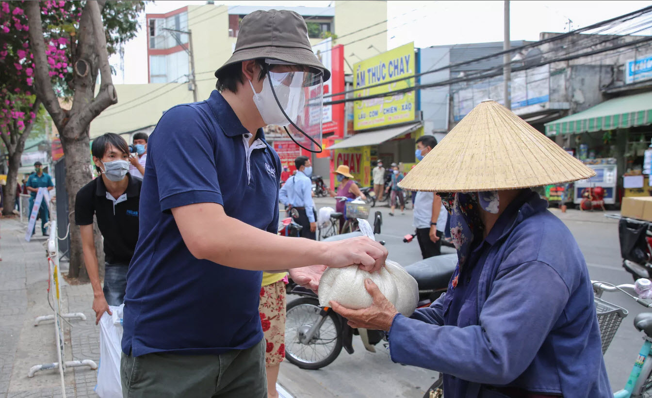 [eMagazine] &#34;Bí mật&#34; của Hoàng Tuấn Anh - ông chủ “ATM gạo” từ thiện đình đám - 12