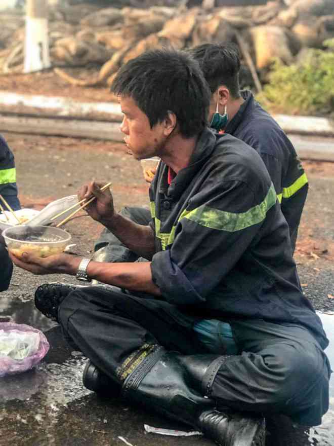 Không chỉ ngủ, ăn cũng phải nhanh để lấy sức tiếp tục chiến đấu với "bà hoả"