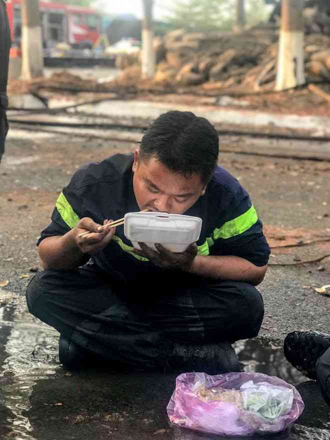 Những bữa cơm ăn vội vàng để thay ca. Cả đêm thay ca nhau dập lửa nên các chiến sĩ phải thức gần như trắng đêm