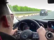 Tin tức trong ngày - Truy tìm tài xế Mercedes phóng tốc độ &quot;bàn thờ&quot; 234km/h trên cao tốc