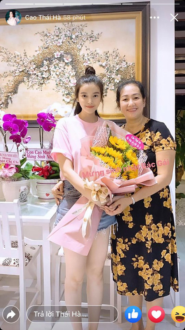 Cao Thái Hà tặng hoa cho mẹ Quốc Trường trong ngày sinh nhật của bà