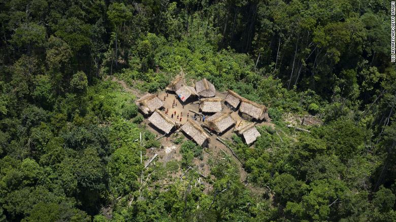 Các thành viên bộ lạc Yanomami sống thành từng làng khép kín, tách biệt với thế giới bên ngoài.