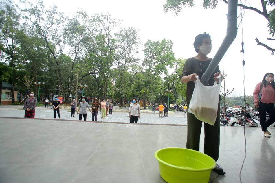 Ngay trong buổi sáng ngày hôm nay có hàng trăm người đã có mặt, xếp hàng đứng cách nhau 2m. Những người thành lập điểm phát gạo miễn phí đã bố trí lối đi vào nhận gạo và lối ra riêng nhằm tránh tiếp xúc gần trong quá trình nhận gạo.