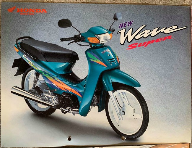 Trải qua hơn 30 năm có mặt tại Thái Lan, nhà sản xuất xe máy Honda đã thực sự trở nên thân quen với nhiều gia đình ở xứ chùa vàng này. Ảnh Honda Wave trên quảng cáo của Honda ở Thái Lan thời xưa.