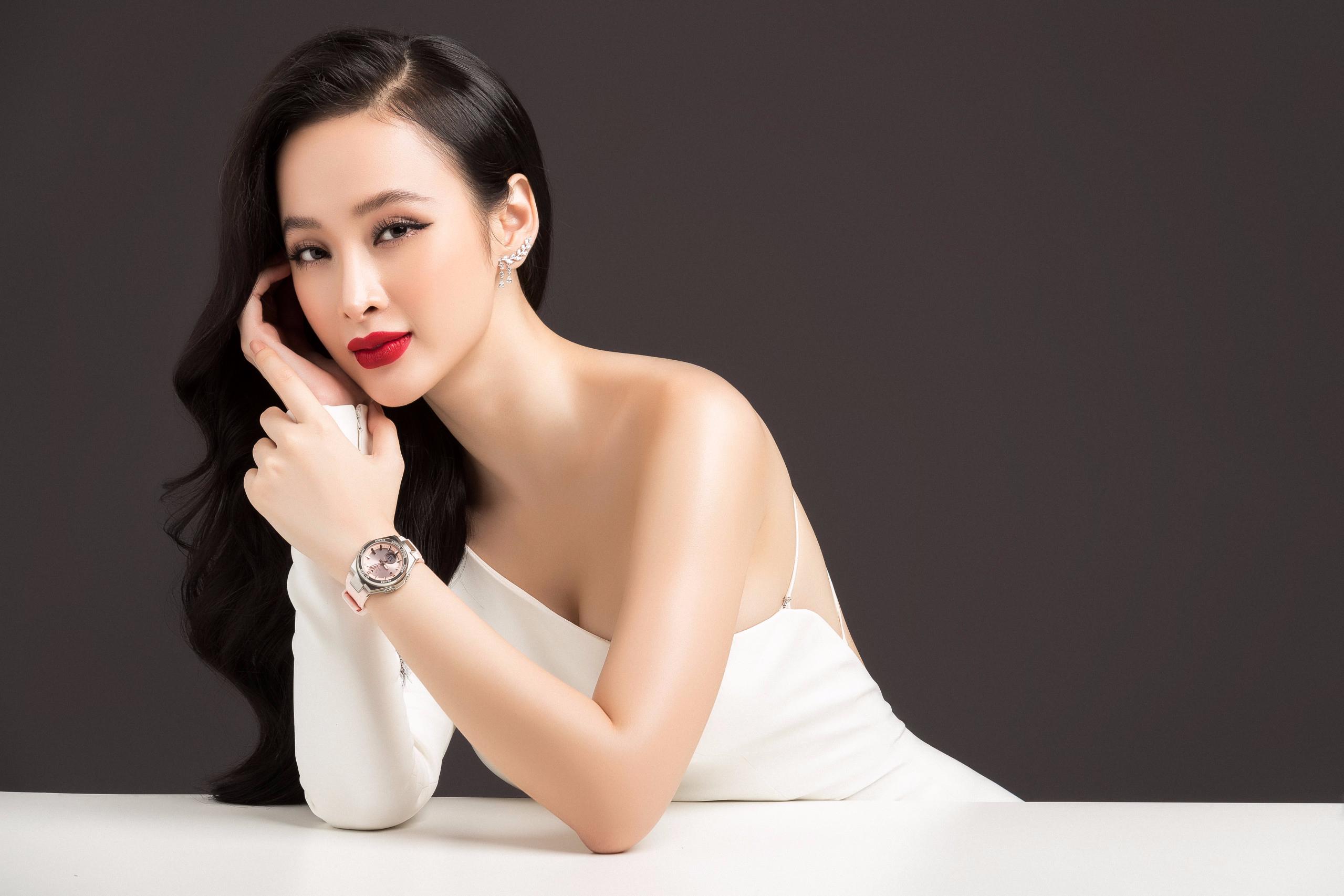 Angela Phương Trinh được mệnh danh là một trong những mỹ nhân nóng bỏng nhất showbiz Việt