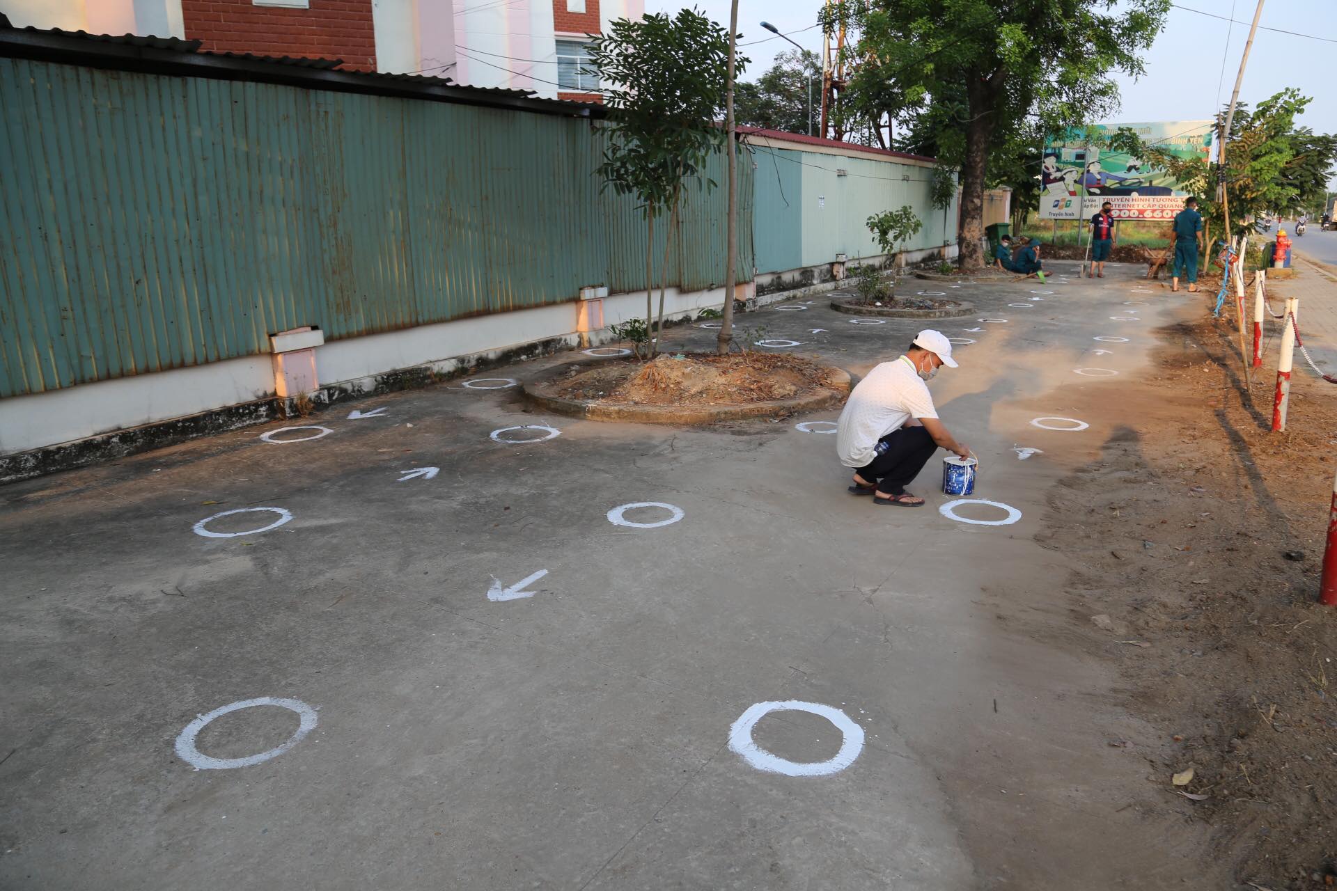 Người dân đến nhận gạo được hướng dẫn đứng vào các vị trí đã được đánh dấu sẵn cách nhau 2m