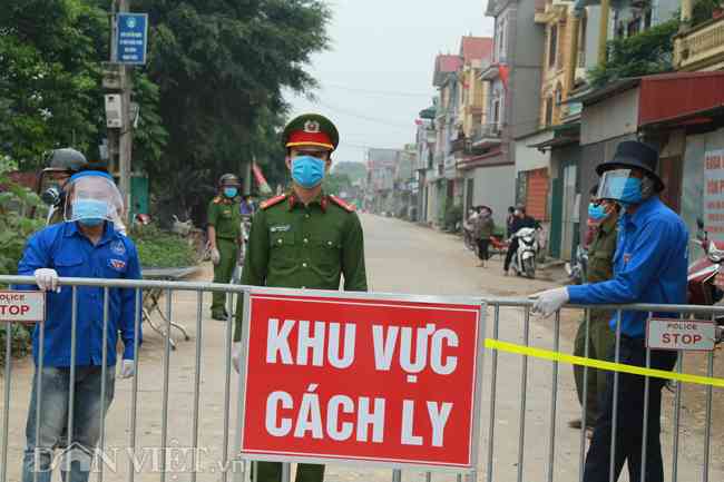 UBND huyện Mê Linh bố trí lực lượng hàng trăm&nbsp;người, gồm các thành viên Ban Chỉ đạo phòng, chống dịch Covid-19, công an, dân quân tự vệ, cán bộ y tế, thanh niên tình nguyện… cùng với đó là 47 xe các loại và cơ số thuốc theo quy định để phục vụ công tác cách ly tại đây. Ngoài ra, còn có hàng trăm người thuộc Trung tâm kiểm soát và phòng ngừa dịch bệnh (CDC) Hà Nội đang xét nghiệm nhanh cho người dân thôn Hạ Lôi.