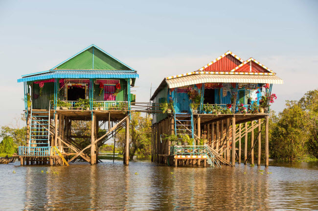 Những ngôi nhà của người dân tại làng  Kampong Phluk được thiết kế với nhiều sắc màu nổi bật. Họ sống chủ yếu bằng nghề đánh bắt cá và nuôi tôm.
