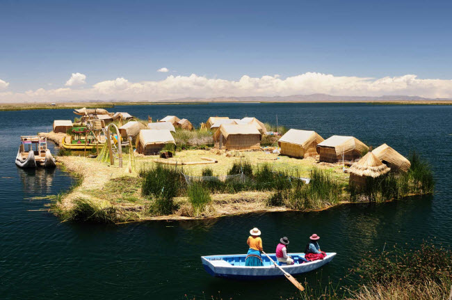 Quần đảo Uros, Peru: Nằm trên hồ Titicaca, quần đảo này bao gồm 120 hòn đảo nổi được làm từ cây cói.
