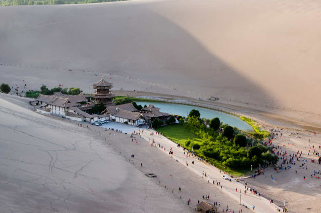 Nguyệt Nha Tuyền nằm trên sa mạc gần thành phố Đôn Hoàng, tỉnh Cam Túc, Trung Quốc. Hồ nước hình bán nguyệt này được cho là xuất hiện từ cách đây 2.000 năm.