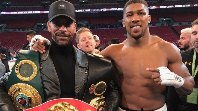 Rio Ferdinand (trái) chia vui cùng tay đấm hạng nặng từng&nbsp;vô địch thế giới Anthony Joshua