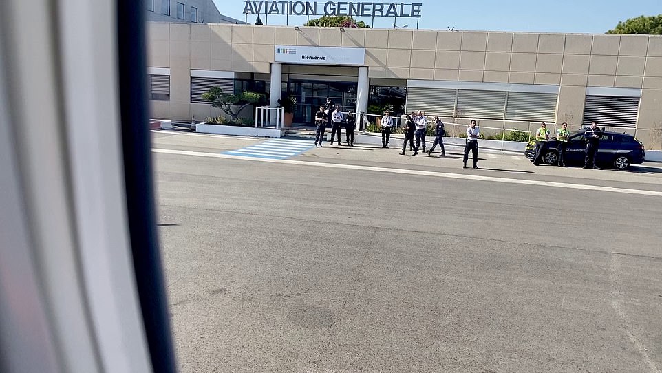 Hàng chục cảnh sát Pháp tập trung tại sân bay Marseille-Provence ở thành phố Marseille.