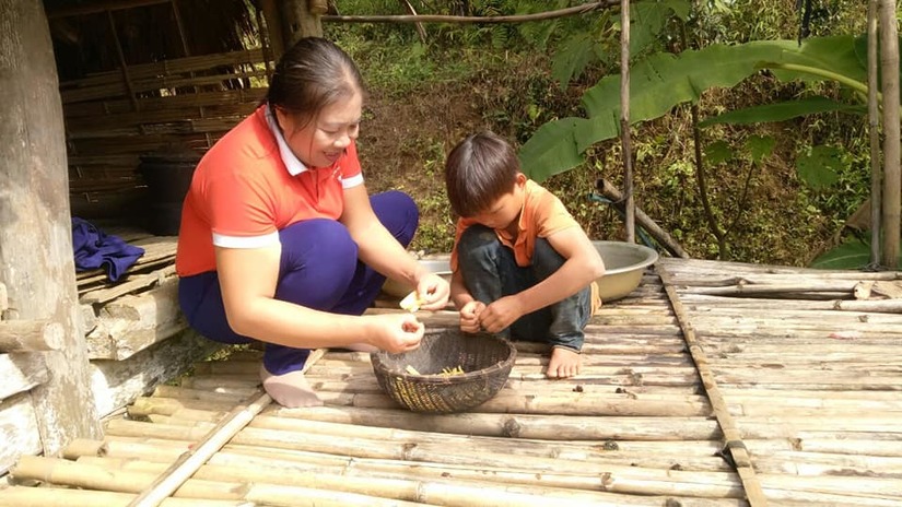 Cô giáo Nga cùng Khuyên nhặt măng rừng