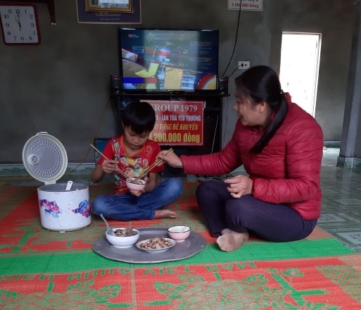 Khuyên cùng cô giáo Nga dùng bữa trong ngôi nhà mới.