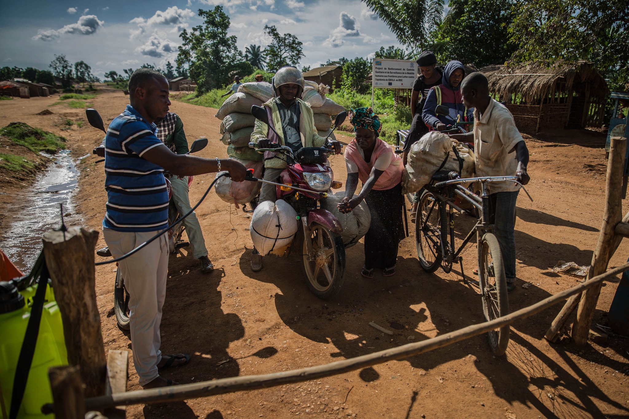 Rửa tay trong dịch Covid-19 tại Congo (ảnh: NY Times)