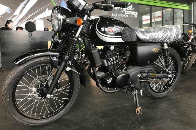 Kawasaki W175 SE đen ánh kim.