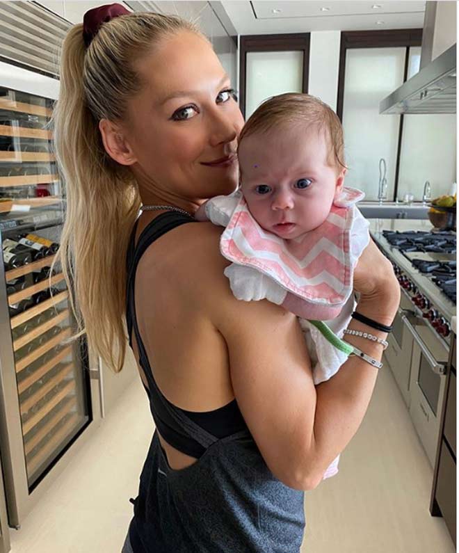 Kournikova khoe ảnh cô con gái Masha mới đẻ