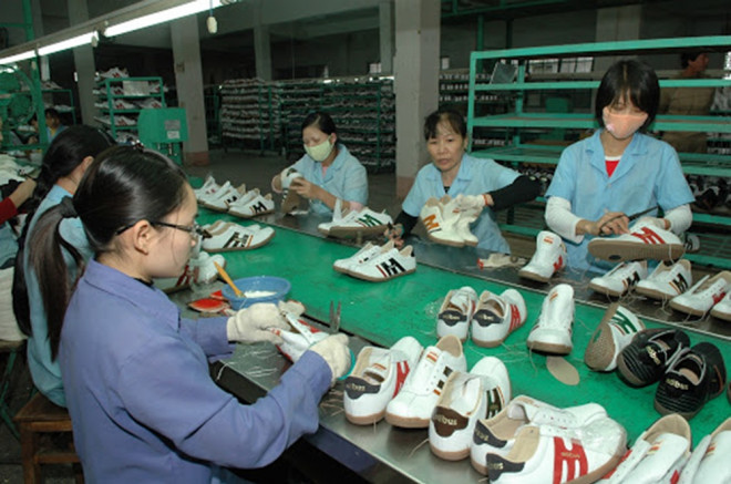 Ngành da giày đang gặp khó khăn kép vì thiếu hụt nguyên liệu đầu vào từ Trung Quốc và hẹp đầu ra khi cánh cửa xuất khẩu châu Âu khép lại