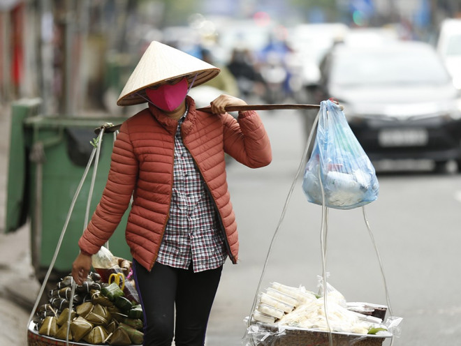 Gánh hàng rong quẩy vội vào phố