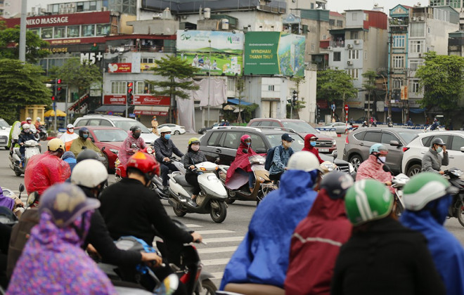 Trên một số tuyến phố chính như Nguyễn Lương Bằng, Lê Văn Lương, Nguyễn Trãi,Ô Chợ Dừa... phương tiện di chuyển&nbsp;đông đúc