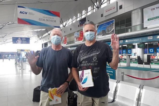 Hai du khách người Anh là bệnh nhân nhiễm Covid-19 số 22 và 23 đang làm thủ tục tại sân bay Đà Nẵng để di chuyển vào TP.HCM, về nước. Tuy nhiên, BN22 dương tính trở lại. Ảnh: DL
