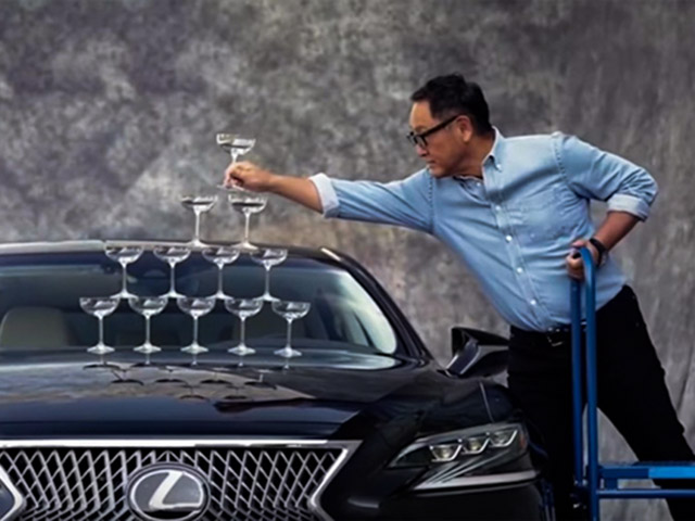 Lexus tái hiện màn quảng cáo tháp ly champagne 31 năm trước trên dòng LS